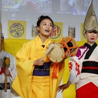桐谷健太と小島瑠璃子が阿波おどり