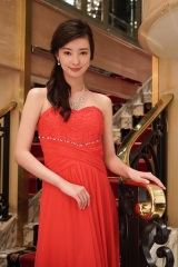 宮本茉由が初のホステス役に、“極妻”ヒントに役作り