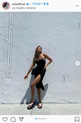 ローラ、スリットワンピースで美脚「美しい」