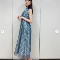 高橋ひかる、爽やかブルーのノースリワンピで上品夏気分
