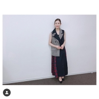 足立梨花、レイヤードデザインの斬新ワンピース