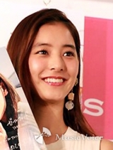 妖艶な新木優子、透け素材の濃淡ブルードレス