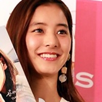 妖艶な新木優子、透け素材の濃淡ブルードレス
