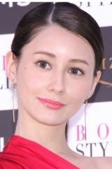 ダレノガレ明美、マキシ丈ワンピースで高貴なムード