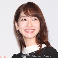 柏木由紀、黒のノースリドットワンピで夏の上品レディ