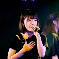 新生DEAR KISS「もっと力を付けて大きなステージに」配信ライブ８曲披露
