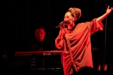 MISIA、衣装に合わせたデザインのマスクで歌唱　ステージから届けた音楽の力