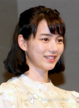 のん「夏服楽しい」斬新デザインのオールインワン、美脇見せも
