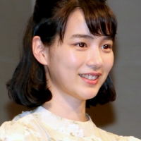のん「夏服楽しい」斬新デザインのオールインワン、美脇見せも