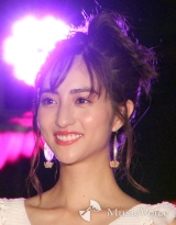 堀田茜、大人コーデで美ウエスト