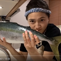 川口春奈、大きなブリをさばく
