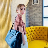堀田茜、ペイズリー柄シャツで夏気分