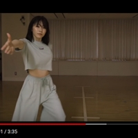 横山由依「踊ってみた」動画でチラリ腹筋、「割れてる」と反響