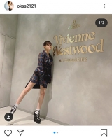 emma、レースアップの太ヒールパンプスでクールに着こなし