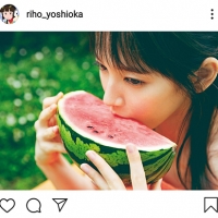 吉岡里帆、スイカに口づけ