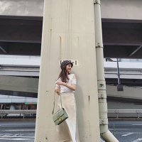 新木優子、肌見せ肩開きトップスの私服