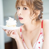 磯佳奈江が初写真集