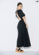 指原莉乃、黒ワンピで大胆背中見せ「大人の露出」