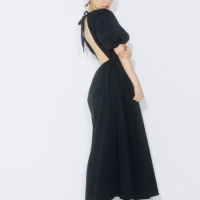 指原莉乃、黒ワンピで大胆背中見せ「大人の露出」