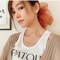 桐谷美玲、瀟洒なシュシュでヘアアレンジ