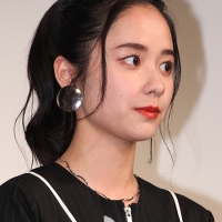 堀田真由、レアなミニスカで生足披露「綺麗！」「マネしたい！」
