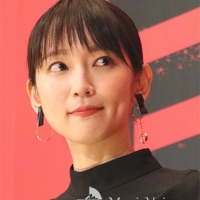吉岡里帆、スイカに口づけ　食べる姿が妖艶「美し過ぎます」
