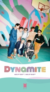 BTS、エネルギッシュで完全体「Dynamite」集合写真公開