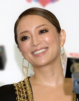 浜崎あゆみ、数年ぶりにコンビニ　絵本を手に取る姿が反響「ママらしい一面」