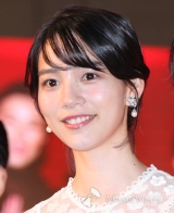 のん、モノグラム柄ブラウスで大人っぽさ「今までと雰囲気が違う」