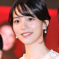 のん、モノグラム柄ブラウスで大人っぽさ「今までと雰囲気が違う」