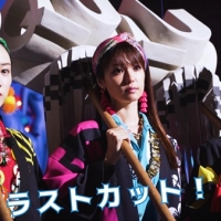三姉妹、新TVCM「め組のひと」篇で決めポーズ