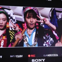 三姉妹、新TVCM「め組のひと」篇で決めポーズ