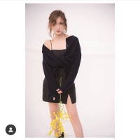紗栄子、スリットミニワンピで艶感