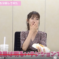 柏木由紀、モスバーガーを頬張る