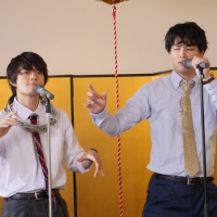 鈴木伸之＆佐野勇斗のコンビにハマる、まさかの「冬の稲妻」熱唱