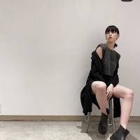 三吉彩花、太ももからの生足美脚