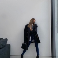 ローラ、胸元ぱっくり大胆コーデ