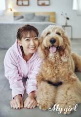 声優・斉藤朱夏、キュートな笑顔　大型犬に夢中