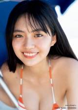 豊田ルナ、弾ける笑顔　際どいショット　表紙＆巻頭グラビア