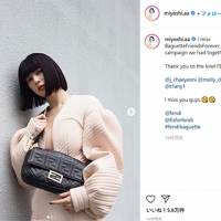 三吉彩花、胸元ぱっくり衣装でクールに