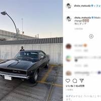 秋元梢と名車ダッジの２ショット