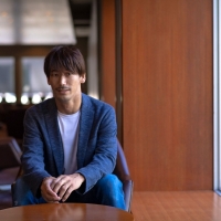 小林直己、初の自伝的エッセイ連載開始