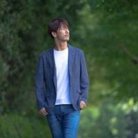 小林直己、初の自伝的エッセイ連載開始