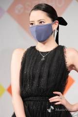 河北麻友子が“マスク賞”、シースルードレスで「光栄」