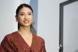 土屋太鳳のブリッジが「すごい」、美しく弧を描く