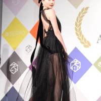 河北麻友子、美脚際立つシースルードレス