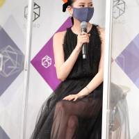 河北麻友子、美脚際立つシースルードレス