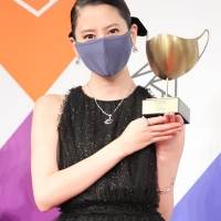 河北麻友子、美脚際立つシースルードレス