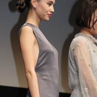 水原希子、背中あきドレス