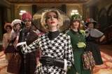 アン・ハサウェイがオシャレで危険な魔女に